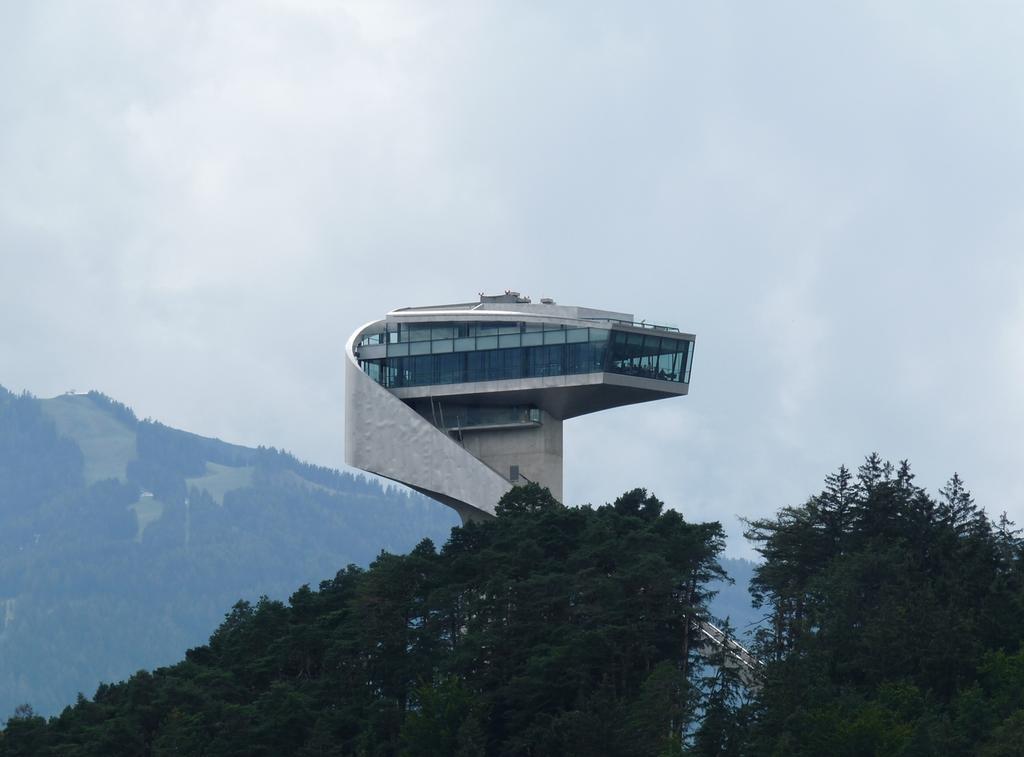 Riedz Apartments Innsbruck- Zentrales Apartmenthaus Mit Gruener Oase Bagian luar foto